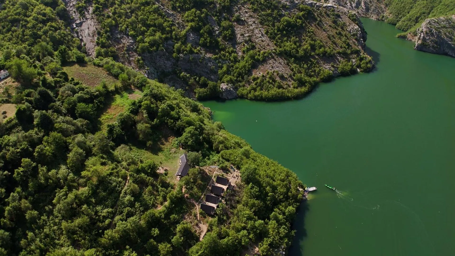 Twin Villas Komani Lake