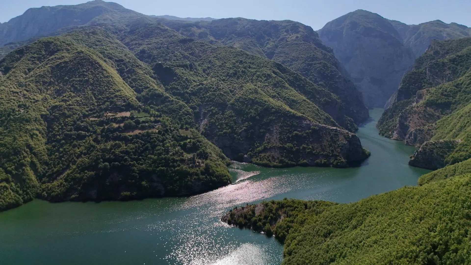 בית הארחה Twin Villas Komani Lake אלבניה